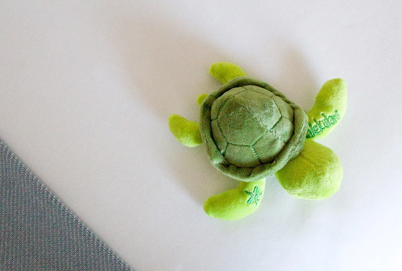 Halekulani Green Sea Turtle Plush Mini Magnet